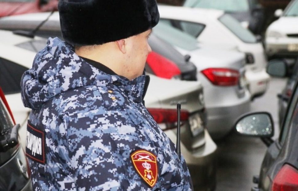 В Архангельске сотрудники Росгвардии задержали подозреваемую в краже одежды